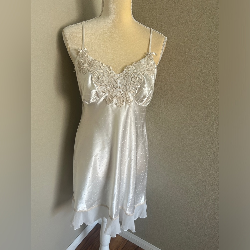 Intimo Donatella vintage Ivory Satin Lace Trim Slip Chemise size M